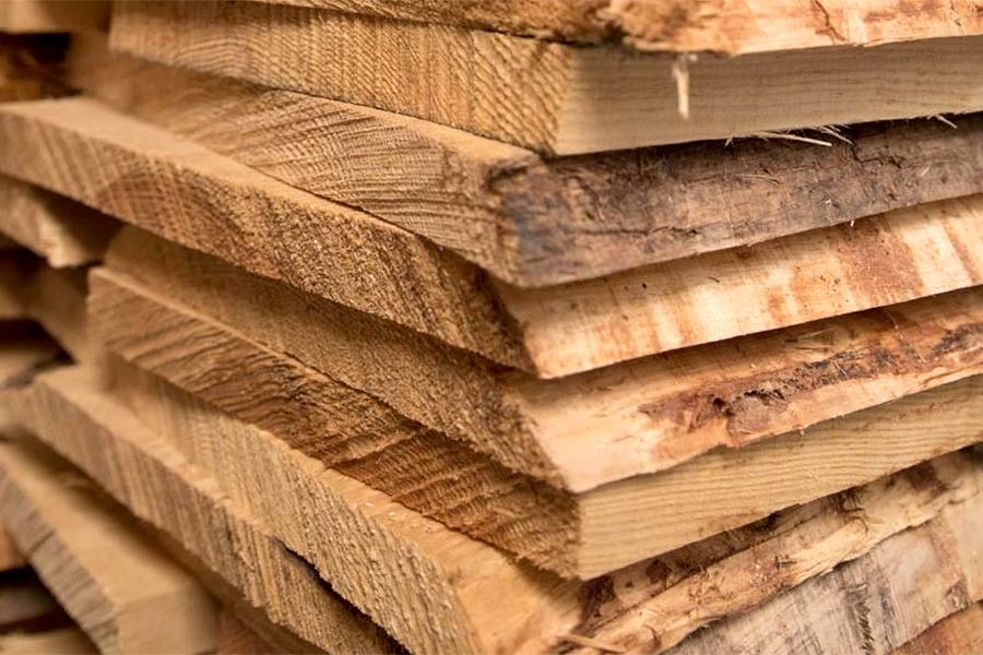 Aus Nadelholz entstehen Bauholz und Bretter
