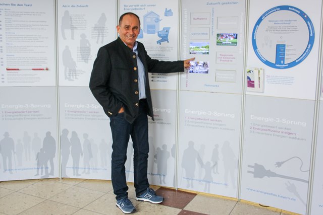 Klimaschutzmanager Hans Haslreiter stellt die Ausstellung „Energiewende“ des LfU vor (Foto Schwarz)